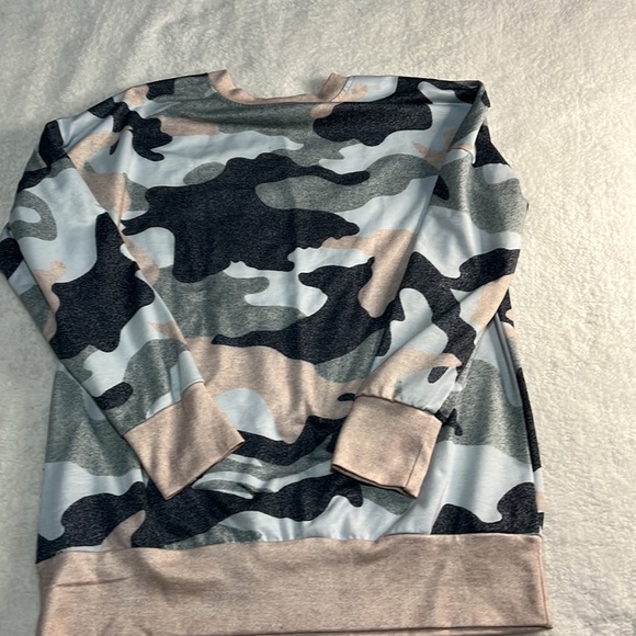 Briefly stated, Wild Fable, Unbranded long sleeve crew neck shirts. Size M & S. - Picture 6 of 12